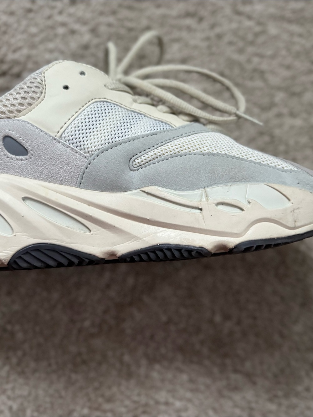 Yeezy 700 - Picture 3 of 6